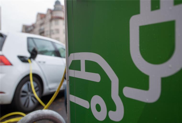 Ein Symbol markiert einen Parkplatz mit einer öffentlichen Ladesäule für Elektroautos. Auf einem solchen Parkplatz stand Heiko Strohmann mit seinem Tesla.