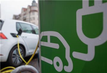 Ein Symbol markiert einen Parkplatz mit einer öffentlichen Ladesäule für Elektroautos. Auf einem solchen Parkplatz stand Heiko Strohmann mit seinem Tesla.