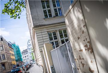 Ein Täter hat mit einer Armbrust auf eine Mitarbeiterin des Lloyd Gymnasiums geschossen und sie schwer verletzt.