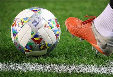 Der Spielball des neuen Wettbewerbs der Nationalmannschaften liegt auf dem Rasen.