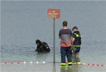 Ein Taucher sucht am Halener Badesee im Landkreis Cloppenburg nach dem vermissten Mann.