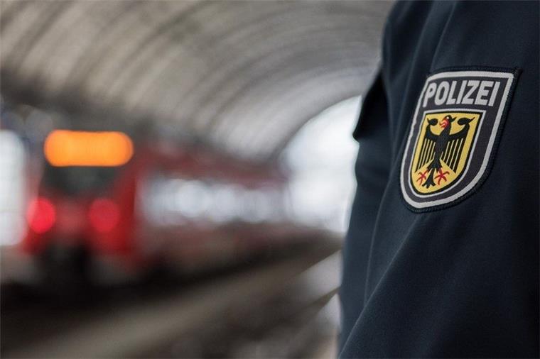 Ein Teenager hat sich am Oldenburger Hauptbahnhof in Lebensgefahr gebracht.