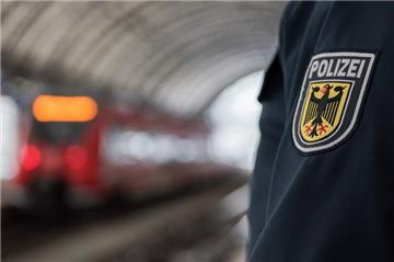 Ein Teenager hat sich am Oldenburger Hauptbahnhof in Lebensgefahr gebracht.