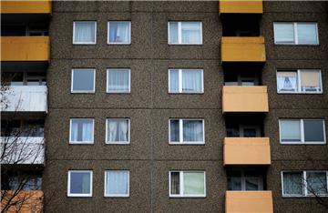 Ein Teenager hat sich beim Sturz von einem Balkon lebensgefährliche Verletzungen zugezogen.