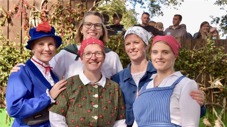 Tarmstedt feiert buntes Erntefest Ein Teil der Organisatoren: Saskia Grother, Vilja Bartschies, Lena Bösch (hintere Reihe) und Insa Behrens sowie Frauke Detjen (vorne rechts)