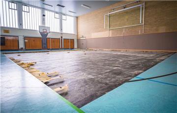 Ein Teil des Bodenbelages aus Holzparkett musste in der Walter-Kolb-Halle entfernt werden, um die Ursache für die Feuchtigkeit im Boden festzustellen.  Jetzt ist geklärt: Geborstene und still gelegte Regenwasserrohre sind Schuld am Wasserschaden.