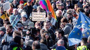 Ein Teilnehmer hält auf der Demonstration „Laut gegen rechts“ ein Schild mit der Aufschrift „Antidemokratische Faschisten Deutschlands“.
