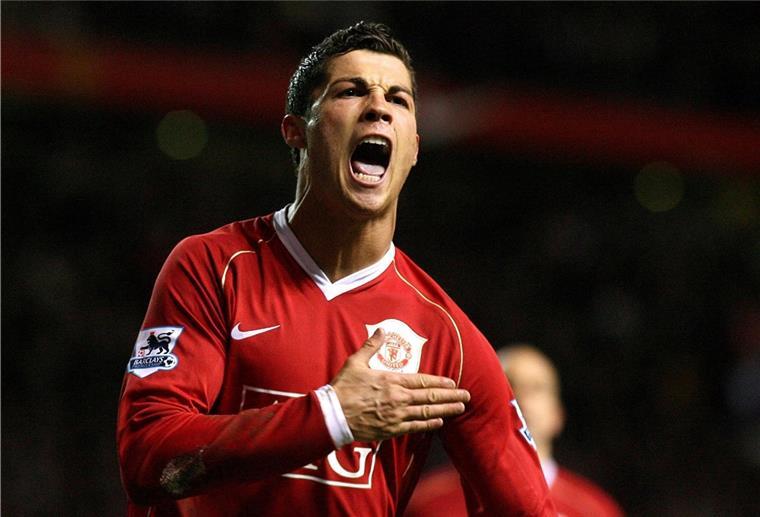 Ein Telefonat mit seinem Ex-Trainer und Nachrichten von aktuellen und ehemaligen Mitspielern sollen Cristiano Ronaldo dazu bewegt haben, zu Manchester United zurückzukehren, anstatt zu Man City zu wechseln. Ob es stimmt? Den begeisterten United-Fans dürfte es egal sein.