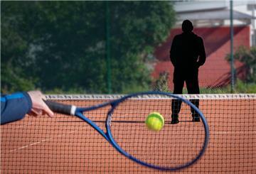 Ein Tennistrainer soll mindestens 14 seiner Schüler sexuell belästigt oder missbraucht haben.