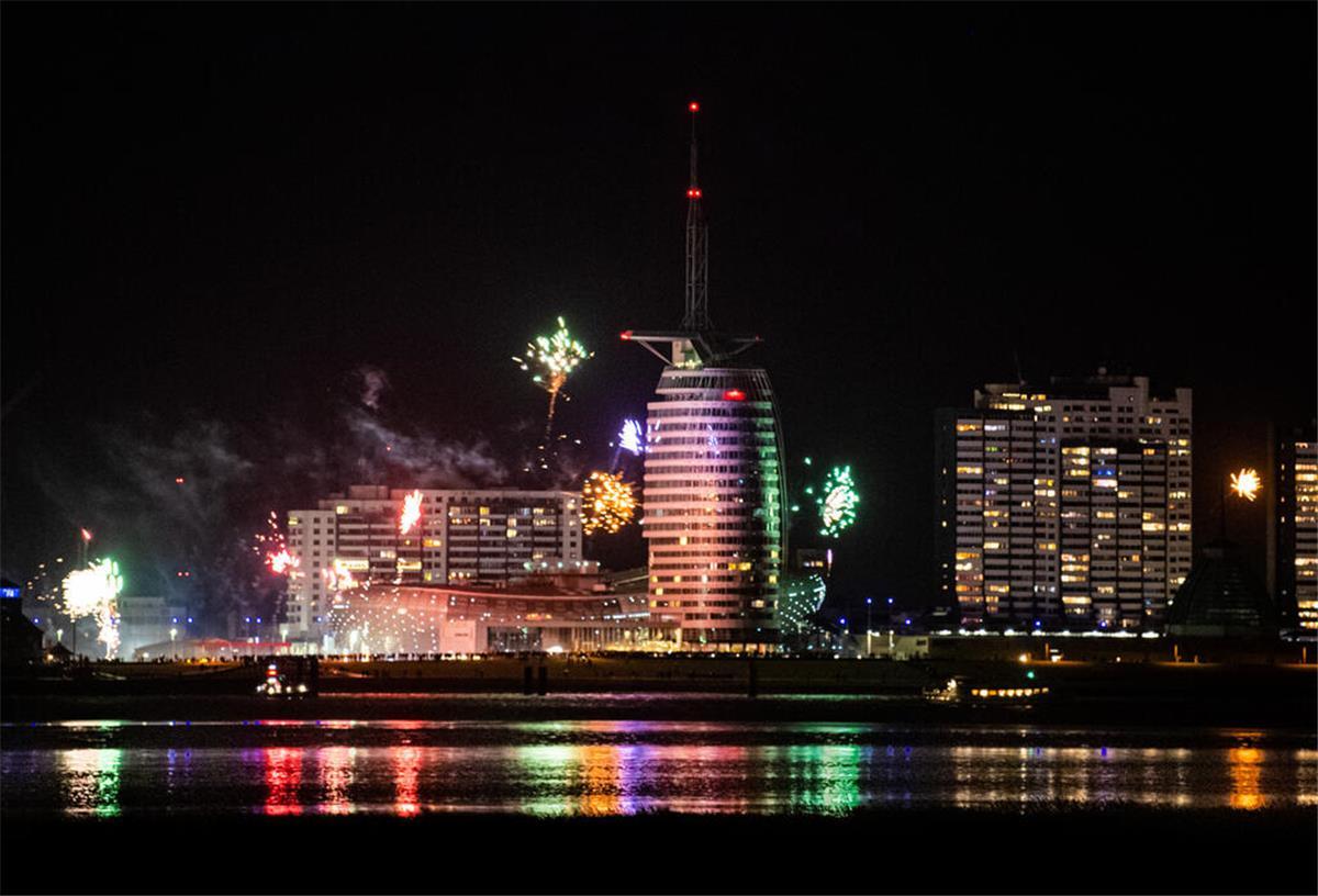 Silvester in Bremerhaven: Wo Böllerverbot herrscht und wo Feuerwerk erlaubt ist Ein toller Anblick: Bremerhavens Silhouette im Schein des Feuerwerks. Doch nicht alle Menschen finden Böllern an Silvester gut.