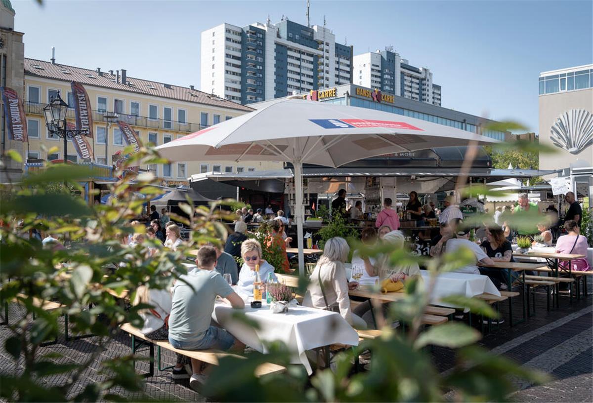 Weinfest geht am Sonntag weiter - dazu kommt Shopping-Vergnügen Ein toller Treffpunkt in der Innenstadt - das Weinfest.