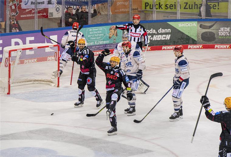 Schiemenz feiert bei seinem Debüt einen Sieg mit den Pinguins Ein Tor der Nummer 8, Nino Kinder, brachte die Fischtown Pinguins im 1. Drittel in Führung.