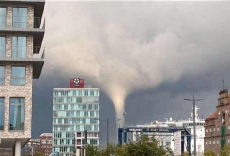 Mehrere Verletzte in Kiel - Tornado war nicht vorherzusagen Ein Tornado zwischen Häusern.