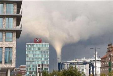 Ein Tornado zwischen Häusern.