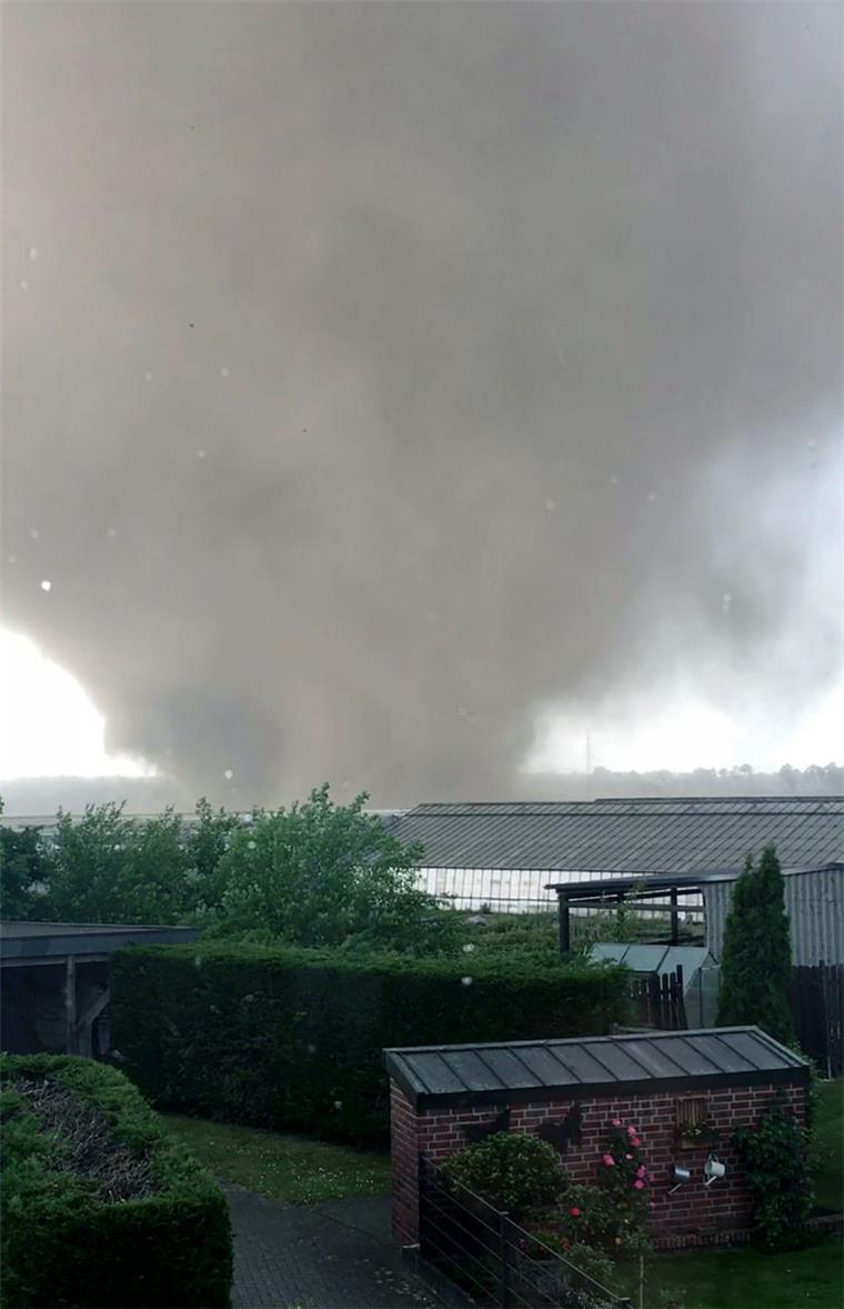 Ein Tornado zieht über Viersen.