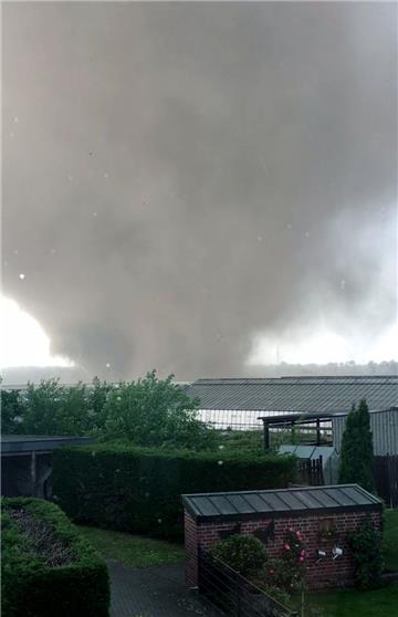 Ein Tornado zieht über Viersen.