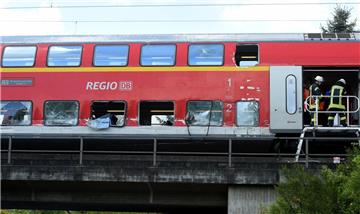 Ein Toter und zwölf Verletzte: Am Montag hat ein Lkw einen Regionalexpress nach Bremerhaven gerammt.