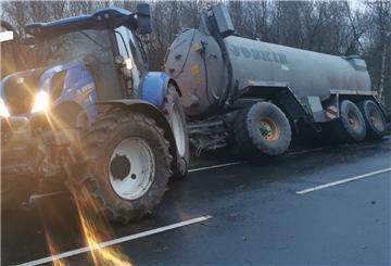 Ein Traktor mit Gülleanhänger 