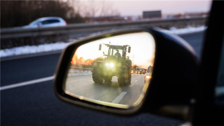Ein Traktor spiegelt sich in einem Rückspiegel.