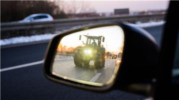 Ein Traktor spiegelt sich in einem Rückspiegel.