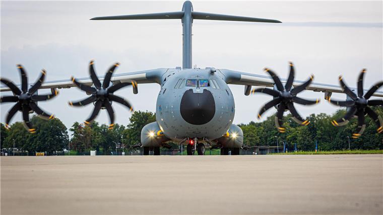 Ein Transportflugzeug brachte die letzten Bundeswehr-Soldaten aus dem westafrikanischen Niger nach Deutschland zurück. 