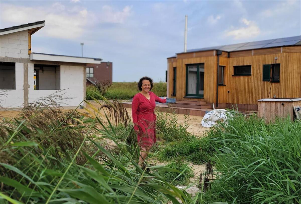 Tiny Häuser direkt an der Nordseeküste: Das steckt hinter dem Bau in Cappel-Neufeld Ein Traum in Klein: Christina Bleier vor ihrer Tiny-Haus-Siedlung in Cappel-Neufeld (Kreis Cuxhaven) und ihrem eigenen Minihaus.