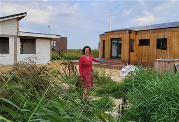 Ein Traum in Klein: Christina Bleier vor ihrer Tiny-Haus-Siedlung in Cappel-Neufeld (Kreis Cuxhaven) und ihrem eigenen Minihaus.