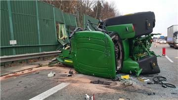 Ein Trecker schoss vor einem Jahr in die Lärmschutzwand der A27.