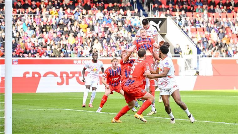 In der Liga läuft’s: Leipzig siegt dank Openda in Heidenheim Ein Treffer des Leipzigers Benjamin Sesko (oben) zählte nicht.