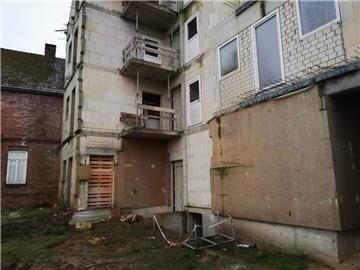 Ein Treppenhaus muss angebaut, die Fassade verputzt werden, und die alten Fenster können auch nicht drin bleiben – die Bauruine an der Mattenburger Straße in Bad Bederkesa bringt noch eine Menge Arbeit mit sich.