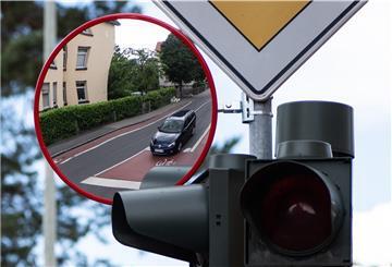 Ein Trixi-Spiegel an einer Ampel: Die Verkehrsspiegel erweitern das Sichtfeld vor allem für Lastwagen- und Busfahrer, wenn sie rechts abbiegen.