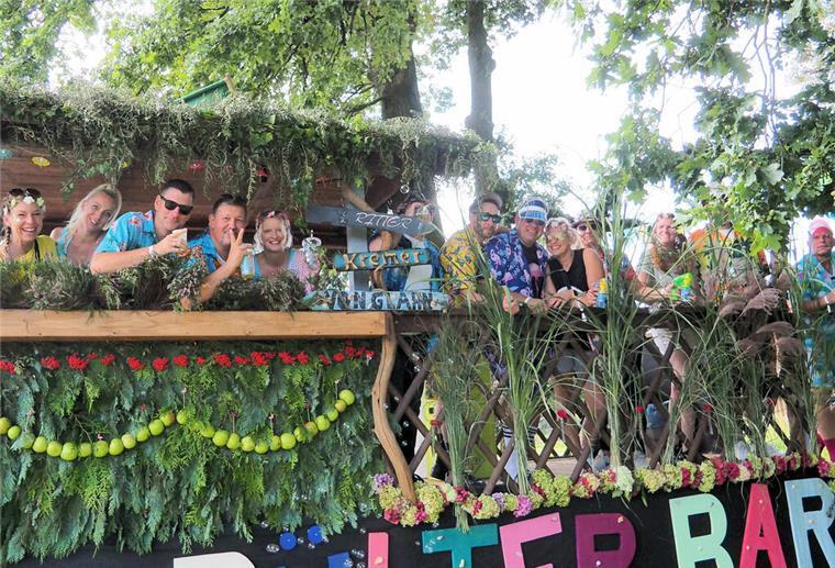 Bunter Umzug in Donnern: So kreativ wird Erntefest gefeiert Ein tropisch geschmückter Wagen beim Umzug.
