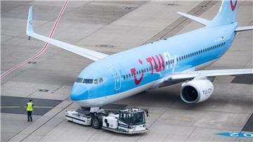 Ein Tui-Flugzeug wird auf dem Vorfeld des Düsseldorfer Flughafens aus der Parkposition geschoben.