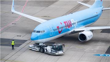 Ein Tui-Flugzeug wird auf einem Flughafen aus der Parkposition geschoben.