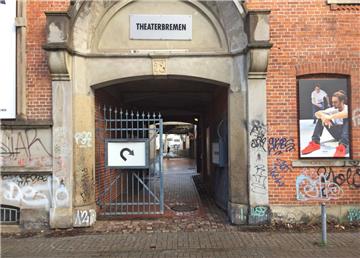 Ein überdachter Durchgang führt zum Theater am Goetheplatz in Bremen. Unbekannte hatten am Montag den Bremer AfD-Landeschef Frank Magnitz an dieser Stelle attackiert und schwer verletzt.