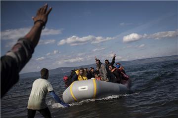 Ein überfülltes Boot mit Flüchtlingen erreicht einen Strand im Norden der griechischen Insel Lesbos.  Die Zahlen sind momentan rückläufig, aber unvermindert hoch. 