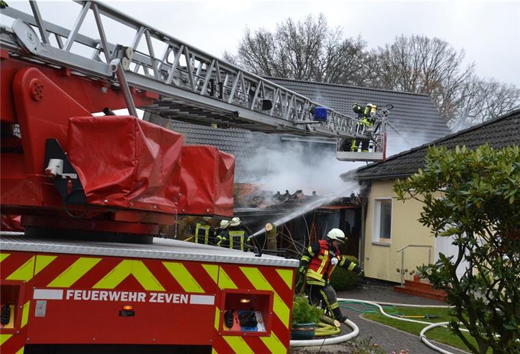 Feuerwehrleute löschen ein Feuer im Stuhmer Weg