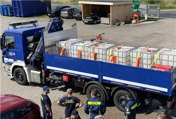 Ein umgerüstetes THW-Fahrzeug mit Wasserbehältern steht in den Sommermonaten bereit, um die Feuerwehren in der Region zu unterstützen.