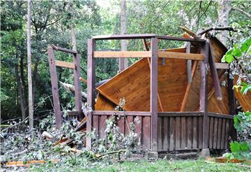 Ein umgestürzter Baum hat vor einem Jahr den historischen Pavillon im Friedeburgpark zerstört. Obwohl seit Monaten nichts geschehen ist, soll der Pavillon wieder aufgebaut werden.