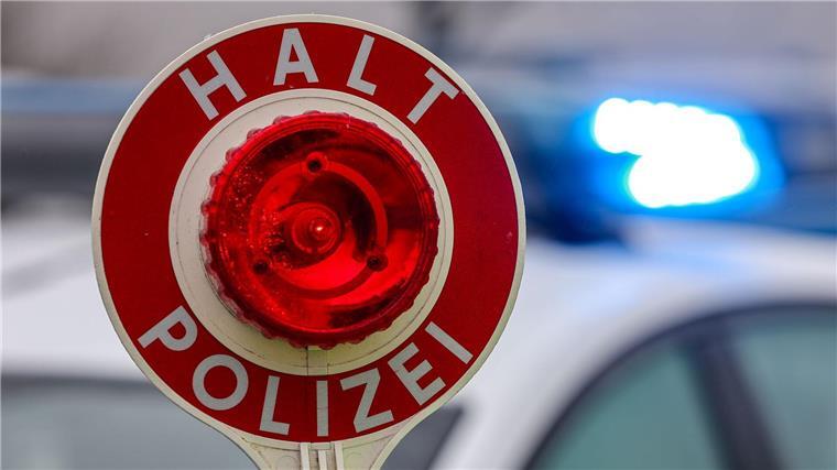 Ein unbekannter Autofahrer entwischt der Polizei mit hoher Geschwindigkeit. (Symbolbild)