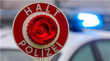 Ein unbekannter Autofahrer entwischt der Polizei mit hoher Geschwindigkeit. (Symbolbild)
