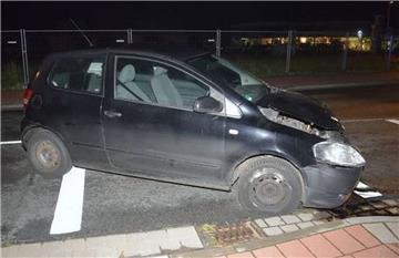 Ein unbekannter Fahrer hat diesen geparkten VW in Grasberg im Landkreis Osterholz gerammt.