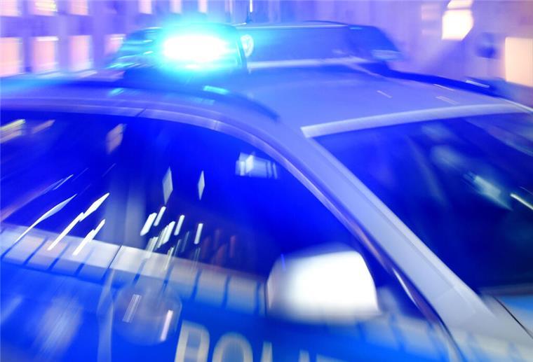 Ein Unbekannter hat am Freitag einen Raubüberfall auf eine Bäckereifiliale verübt. Die Polizei sucht nun Zeugen.