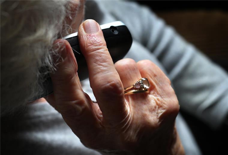 Eine Seniorin am Telefon
