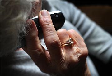 Eine Seniorin am Telefon