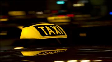 Ein Unbekannter hat einer 75-jährigen Taxifahrerin in Bremen ihre Geldtasche geraubt.