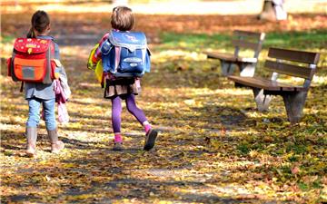 Ein Unbekannter hat in den vergangenen Tagen Schulkinder im Grundschulalter (Symbolfoto) angesprochen und zum Mitfahren eingeladen. Die Polizei sucht den Unbekannten.