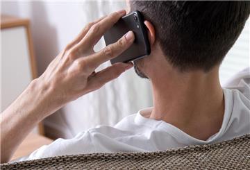 Mann telefoniert am Handy