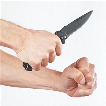 Ein unbekannter Mann hat in Bremen in einer Straßenbahn mit einem Messer zugestochen.