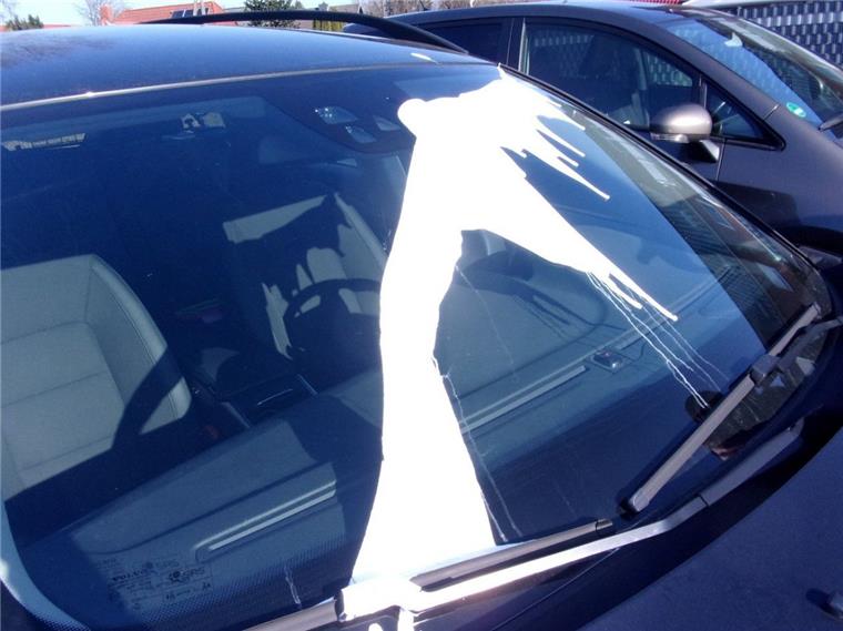 Bremerhaven: Auto mit weißer Farbe übergossen Ein unbekannter Täter hat in der Nacht zum Sonntag einen Volvo mit weißer Farbe beschmiert.